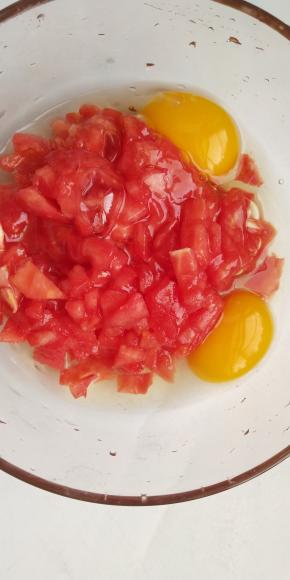 加入两个鸡蛋搅匀（我加了两个较大的鸡蛋）