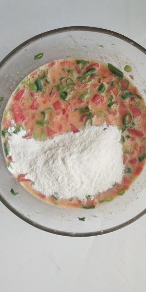 将面粉倒进去搅匀