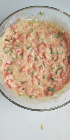 加少许盐搅拌均匀成较稀的面糊，如果感觉浓了可以加少许水