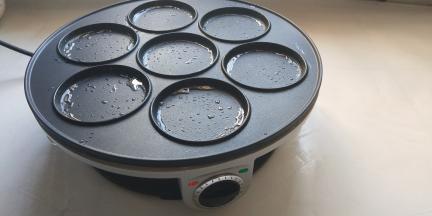 早餐机中小火预热，刷少许油防沾