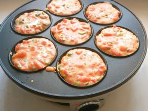 用勺子舀入面糊