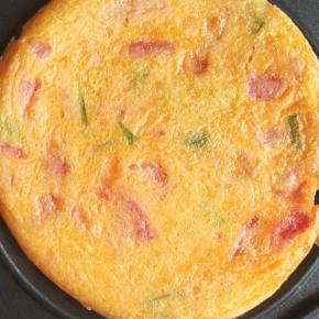 来个特写。大约再有两分钟等底面上色满意。摁压有弹性，就可以出锅了，如果上色过重饼还没有弹性就说明温度高了，相反如果饼都干硬了上色还不好看，就是火太小了