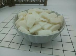 年糕切片，我们喜欢吃厚的，所以切的厚了点，喜欢薄的可以切薄一点