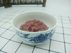 瘦肉切丝、加生抽、蕃薯粉、细盐拌均匀腌制10分钟