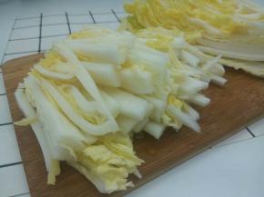 白菜对半切开，竖着切几下，横着再切段