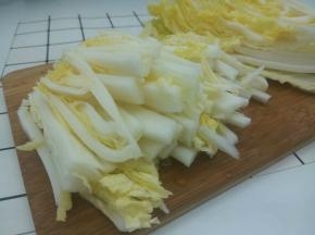 白菜对半切开，竖着切几下，横着再切段