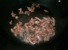 锅里加少许的油，油温上升加瘦肉翻炒，先不用动它