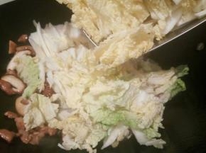 加白菜丝放锅里炒，不喜欢白菜的也可以换成青菜、空心菜、圆白菜都可以，没有讲究，爱吃啥就放啥