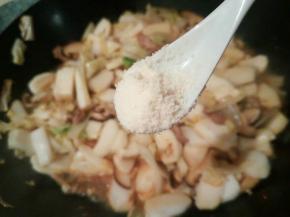 翻炒均匀，出锅前撒点葱花，还有鸡粉就可以吃了