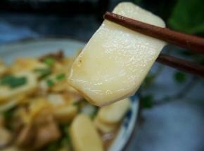 最喜欢的年糕就做好了，吃一口劲道十足，搭配上清爽的白菜丝，香菇丝，在餐桌上显得清爽又独特，过年过节还有一个好兆头。喜欢吃雪菜的，也可以用雪菜、瘦肉、鸡蛋丝一起炒年糕，小编家乡新昌就是这个做法，改天我去向老妈请教老家的做法，我也是好久没有尝尝了。