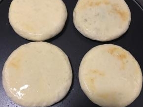 待一面开始上色即可翻面，两面都上色后，温度调低一档，直至熟透。（期间要不停的翻面，饼皮才不会发硬，压饼的边边能迅速弹起来就说明熟了）