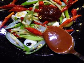 放入蒜蓉辣酱翻炒