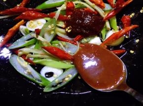 放入蒜蓉辣酱翻炒