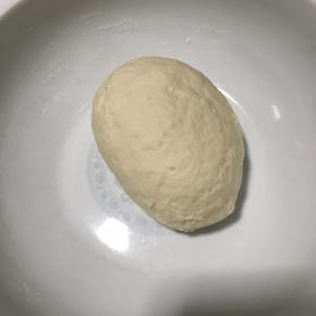 用手反复揉搓，至面粉完全吸收水分，表面光滑