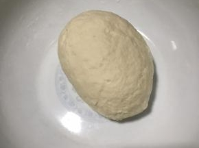 用手反复揉搓，至面粉完全吸收水分，表面光滑