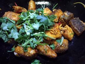 翻炒均匀后放入香菜