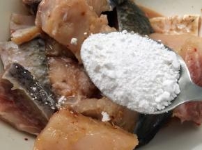 腌制后的鱼块放入淀粉拌匀