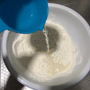 自发粉中加一勺白糖，再加入了适量温水，白糖可加速发酵，味道也更香（没有自发粉的将酵母在温水中完全溶解再加入面粉中）