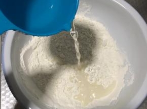 自发粉中加一勺白糖，再加入了适量温水，白糖可加速发酵，味道也更香（没有自发粉的将酵母在温水中完全溶解再加入面粉中）