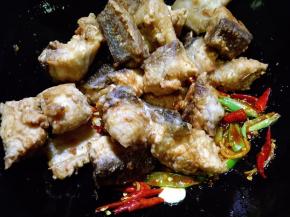 放入炸好的鱼块翻炒