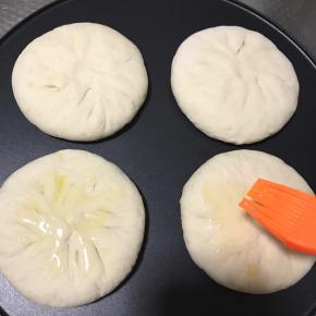 煎饼锅刷油提前预热，擀开包入馅料，收口一定要捏紧，不然馅会漏出来，然后压扁放进锅里，表面再薄薄刷一层油。