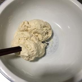 边加水边用筷子不停搅拌，直至无干粉
