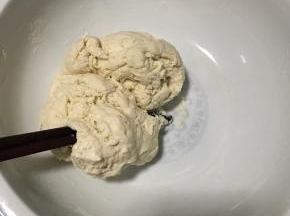 边加水边用筷子不停搅拌，直至无干粉