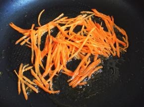 胡萝卜丝用锅炒熟盛出