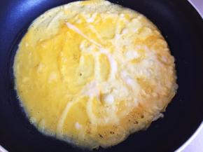 用平底锅煎成蛋饼