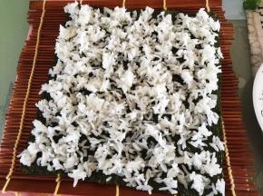 紫菜放寿司帘上，将米饭铺在紫菜上