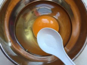 鸡蛋打入碗中，放盐调味，搅散备用