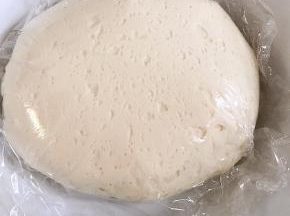 盖上保鲜膜室温发酵大概一个小时，至两倍大。（时间可根据室温适当调整）
