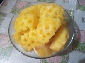 首先准备好菠萝，不会去皮可以叫店家去皮，然后用盐水浸泡至少半小时。