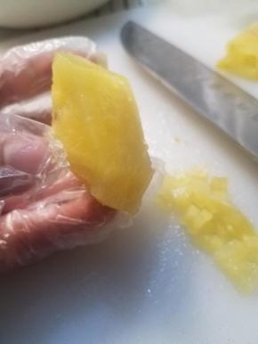 把菠萝切开，中间比较硬的部分跟外圈比较软的部分分成两部分。