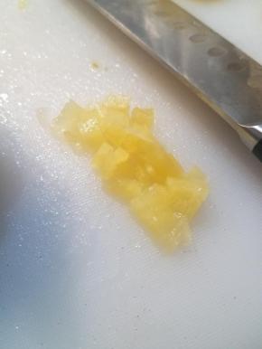 中间硬芯的部分切碎，或者用料理机打碎一点。