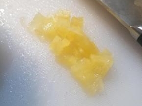中间硬芯的部分切碎，或者用料理机打碎一点。
