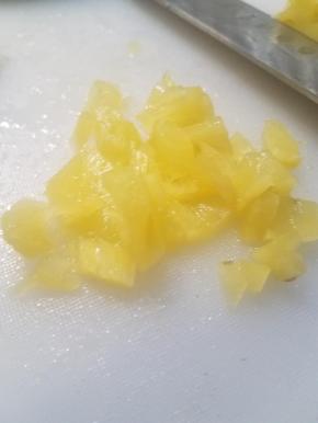外边比较软嫩的果肉直接切小块，可以不用切那么碎哟。