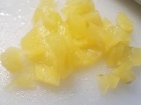 外边比较软嫩的果肉直接切小块，可以不用切那么碎哟。