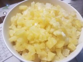 全部菠萝处理好装起来备用，外圈果肉比硬芯的块状大一点。