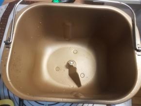 家里有面包机的话可以直接用面包机来制作就可以了，没有面包机就需要用一个不沾的平底锅一点点来炒了。