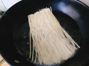 放入面条