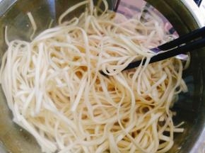捞出后放清水里1~2分钟后再捞出沥水