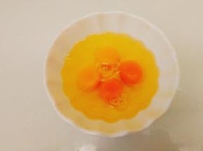 拿一个大点的碗打入四个土鸡蛋
