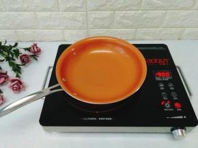 将陶瓷平底锅预热
