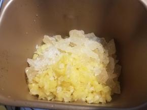 加入冰糖，块太大的冰糖记得要敲碎。