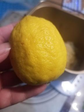 准备一个新鲜的柠檬，用盐搓洗干净。