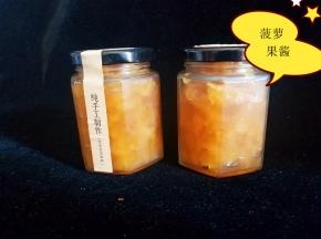 没有用料理机打的菠萝果酱，是有果粒的，喜欢纯果泥的话需要料理机打碎的。