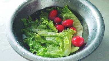 生菜和小番茄用2克的淡盐水寝泡5分钟。