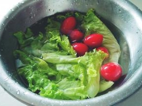 生菜和小番茄用2克的淡盐水寝泡5分钟。