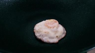 锅中刷一层橄榄油打入鸡蛋煎熟。